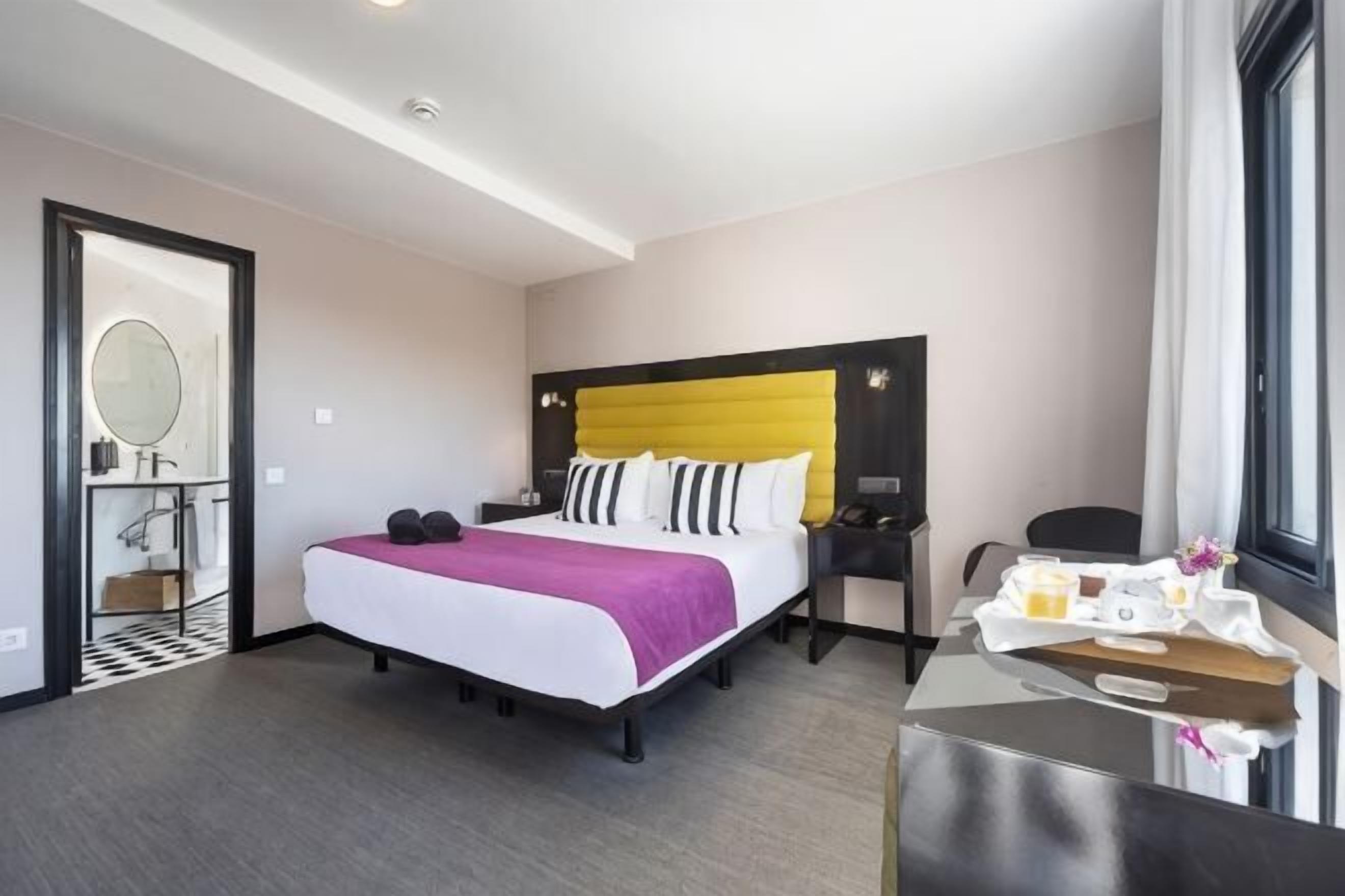 Minibar, caja de seguridad en la habitación, wifi gratis y ropa de cama 