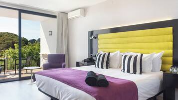 Sviitti, terassi | Minibaari, tallelokero huoneessa, ilmainen Wi-Fi, vuodevaatteet