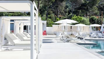 Hồ bơi ngoài trời, dù/ô trên bãi biển/hồ bơi, ghế dài tắm nắng