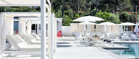 Outdoor pool, pool umbrellas, sun loungers