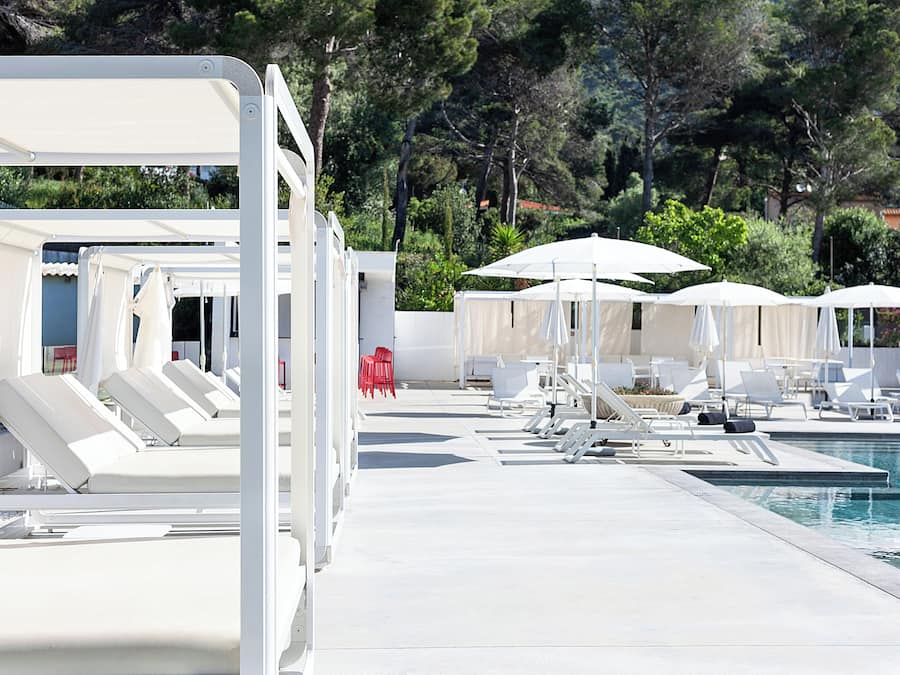 Utendørsbasseng, bassengparasoller og solsenger