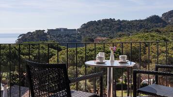 Suite, terras | Een minibar, een kluis op de kamer, gratis wifi, beddengoed