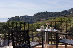 ميني بار وخزنة داخل الغرفة وواي فاي مجانًا وملاءات أسرّة