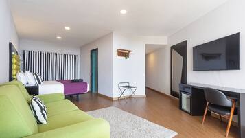 Minibar, caja fuerte, wifi gratis y ropa de cama