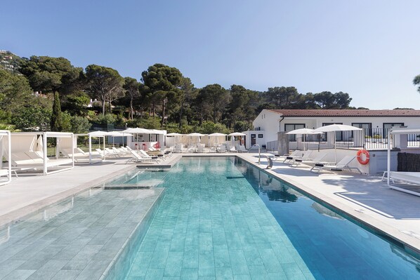 Outdoor pool, pool umbrellas, sun loungers - Hotel Eetu Begur, Affiliated by Meliá (Begur)
