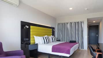 Sviitti, terassi | Minibaari, tallelokero huoneessa, ilmainen Wi-Fi, vuodevaatteet