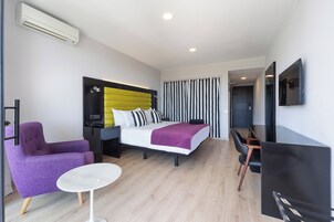 Minibar, caja de seguridad en la habitación, wifi gratis y ropa de cama