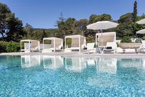 Piscine extérieure, parasols de plage, chaises longues
