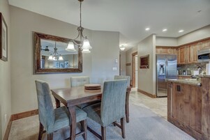 Condo, 1 Bedroom | Dining room