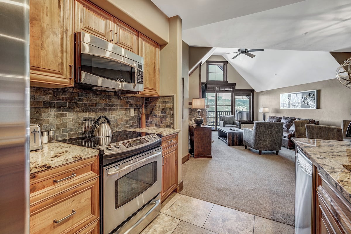 condo, 2 bedrooms | private kitchen | fridge, microwave, oven, stovetop