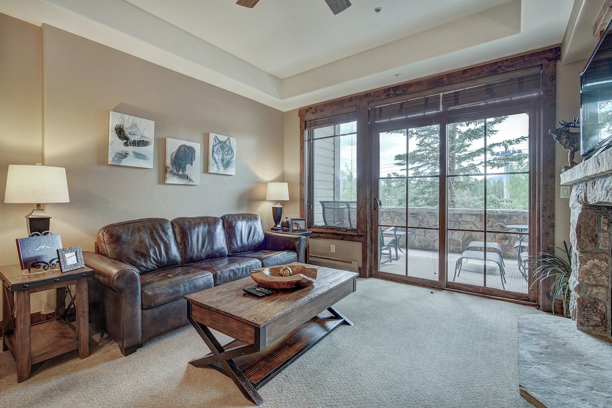 Condo, 1 habitación | Sala de estar | Televisión de 1 pulgadas con canales por cable y chimenea