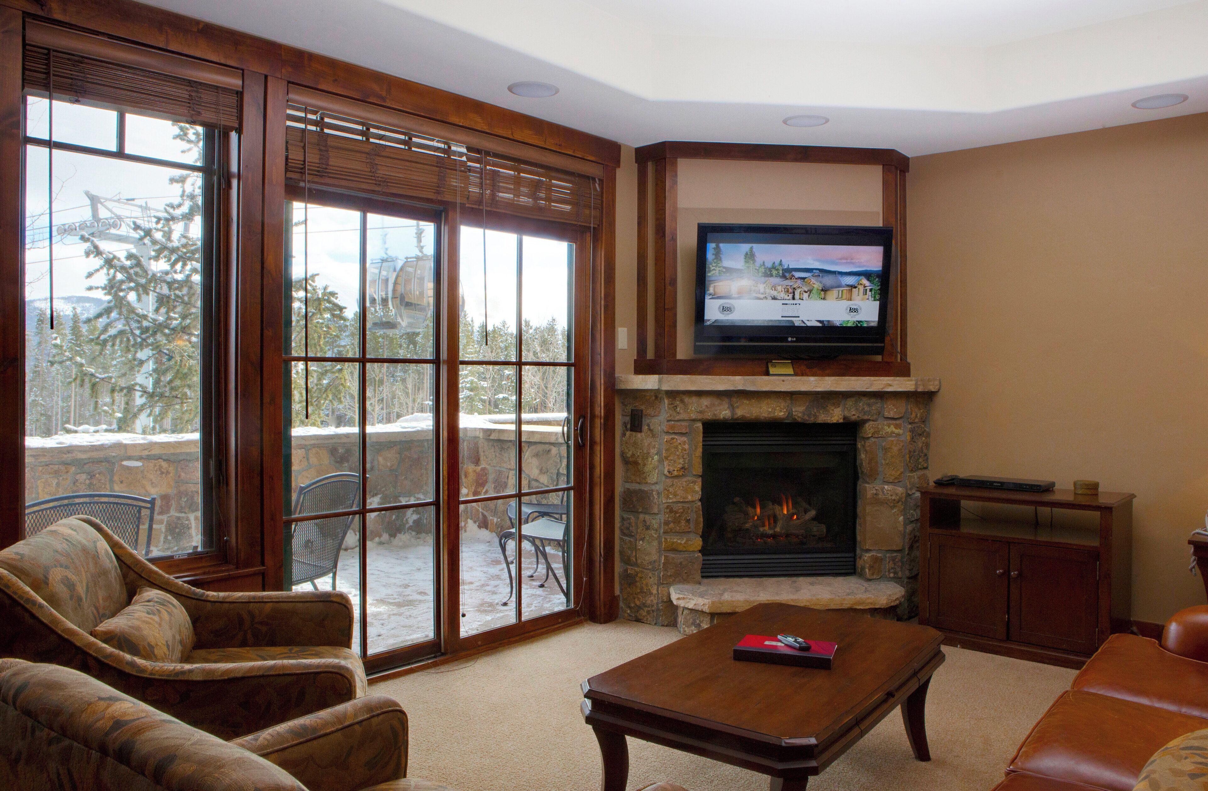 Condo, 3 habitaciones | Área de sala de estar | Televisión de 1 pulgadas con canales por cable y chimenea 