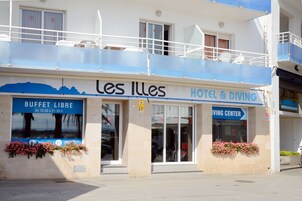 Ett hotell som heter ”Les Illes” och som har en bufférestaurang och ett dykcenter.