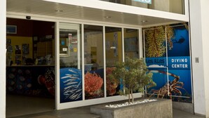 Un hotel llamado 'Les Illes' con un cartel que dice 'Hotel & Diving'.