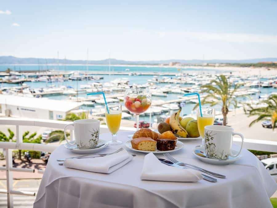 Aperto a colazione, pranzo e cena, cucina locale