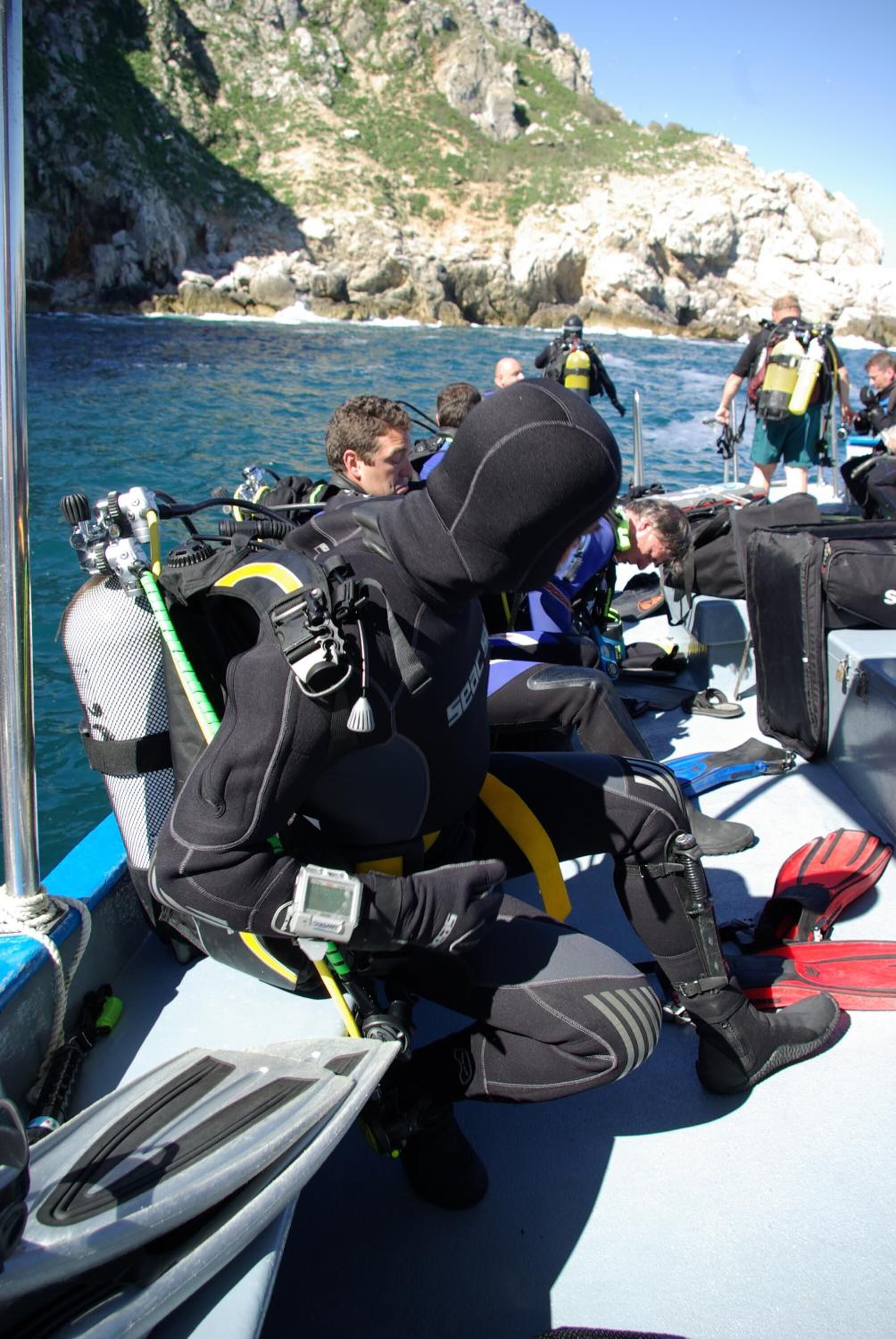 Un groupe de plongeurs sous-marins à bord d’un bateau, se préparant pour une plongée.