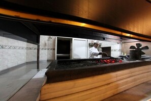 2 restaurants, breakfast, dinner served; Turkish cuisine 