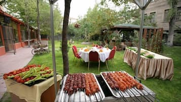 2 restaurants, breakfast, dinner served; Turkish cuisine