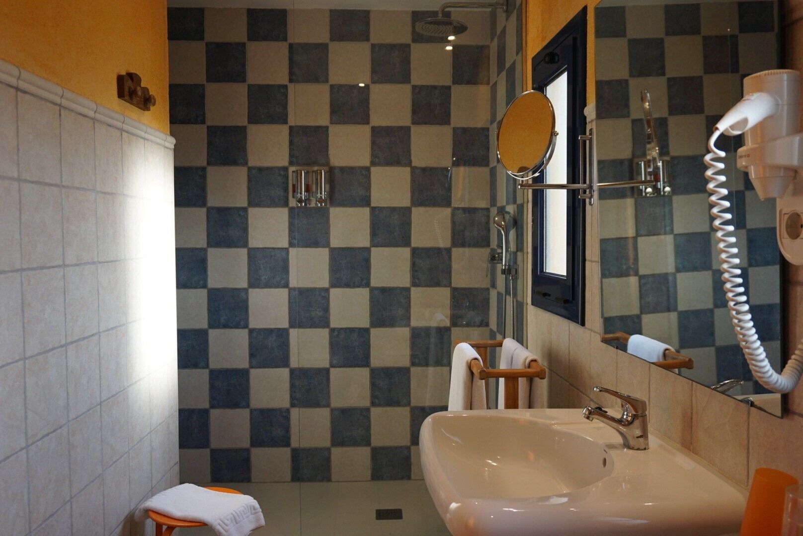 junior room | bathroom | free toiletries, hair dryer, towels, soap