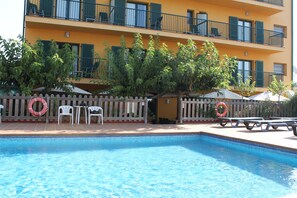 Piscine extérieure, chaises longues