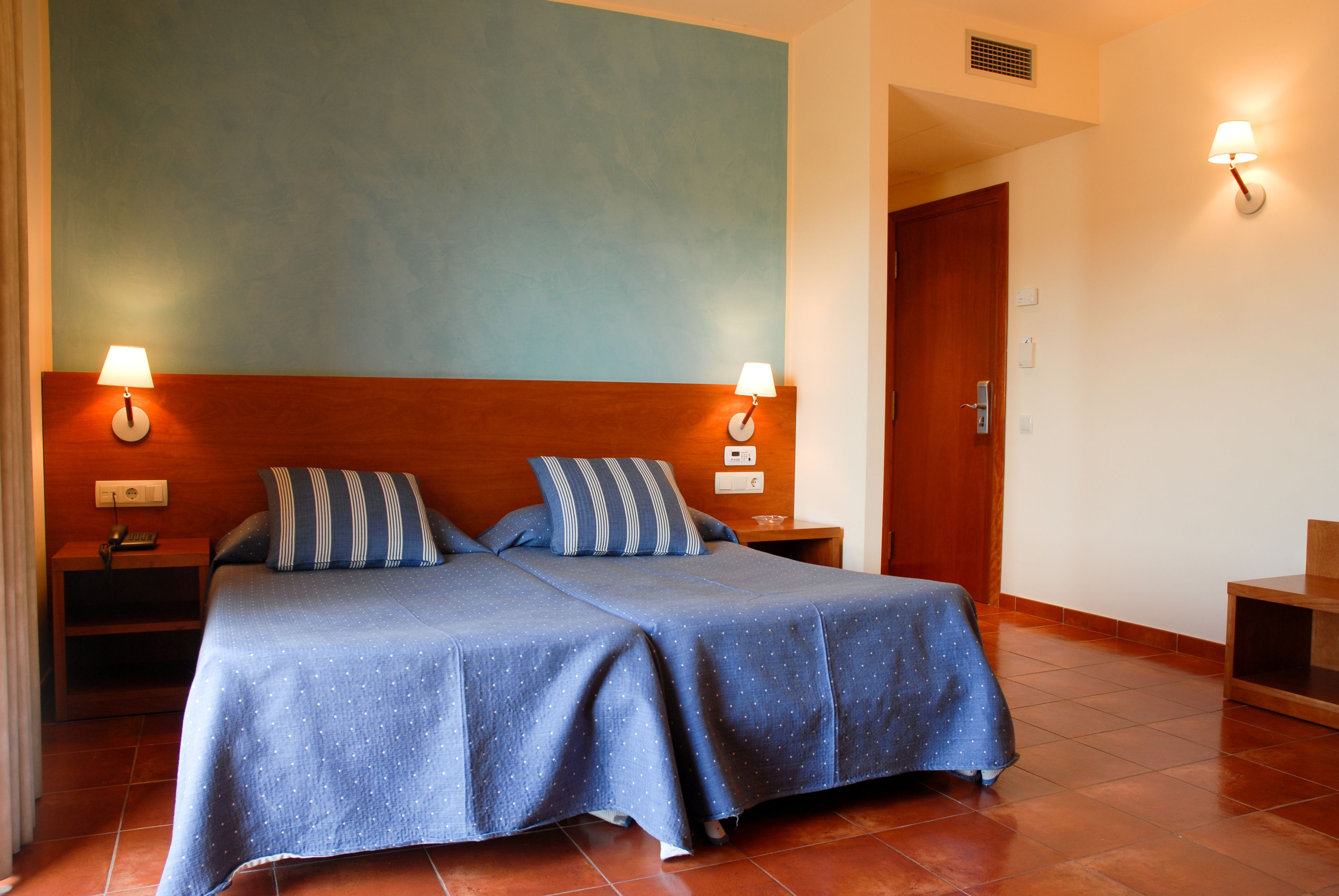 double room | minibar, in-room safe, desk, soundproofing