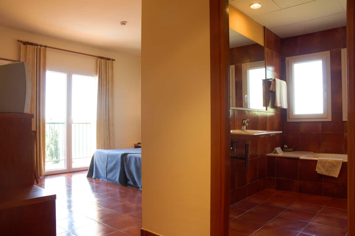 Double Room | Bar mini, peti besi dalam bilik, meja, kalis bunyi