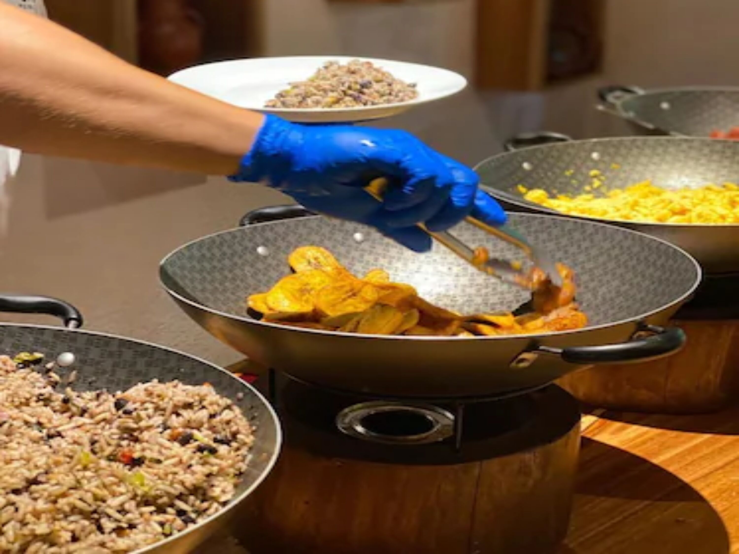 Daily cooked-to-order breakfast (CRC 5000 per person)