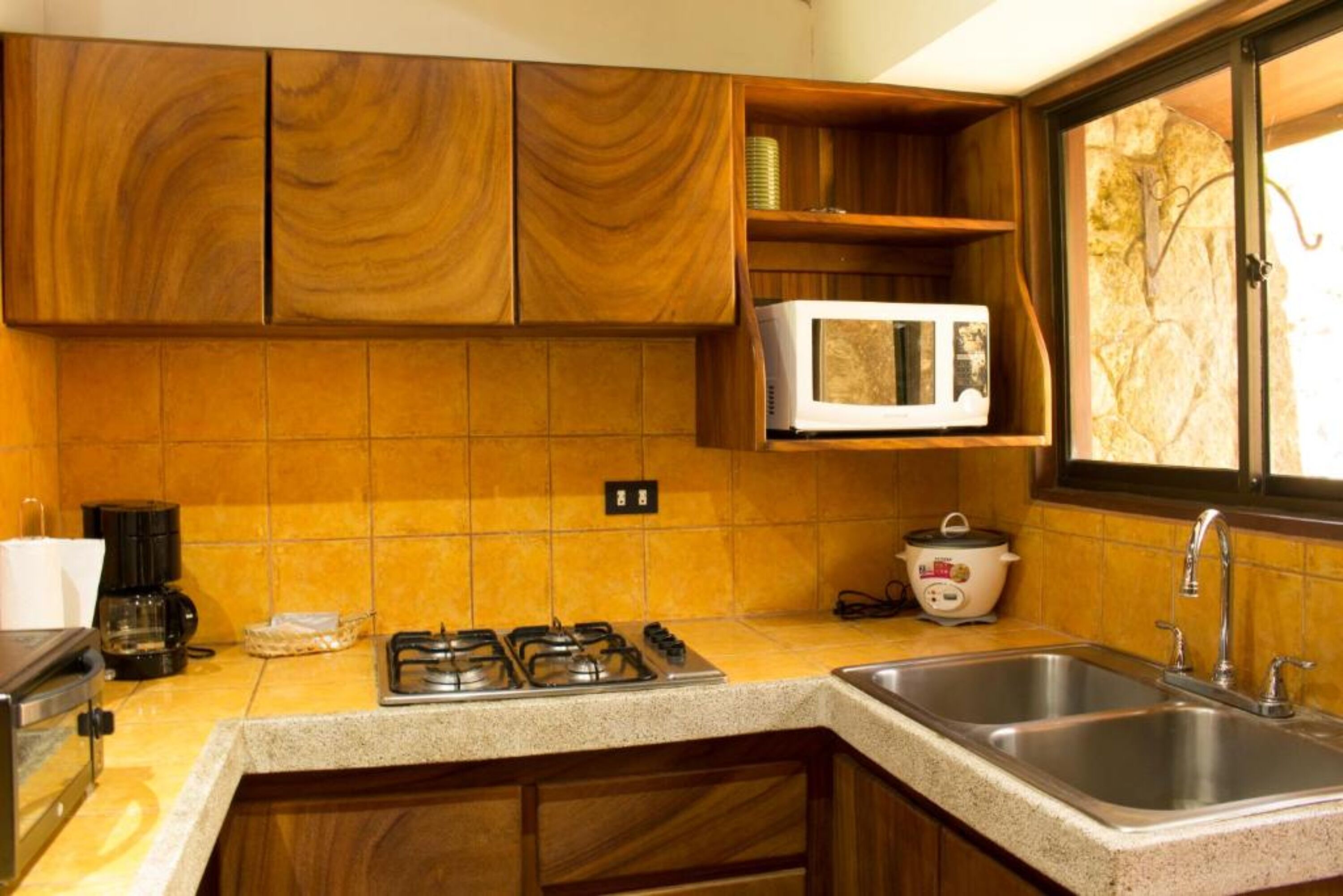 suite | private kitchen | cookware/dishes/utensils