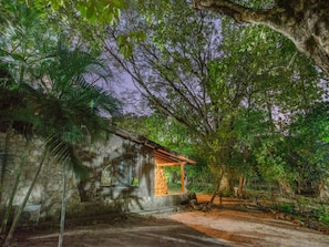 Habitación doble pequeña. | 1 개의 침실, 저자극성 침구, 각각 다르게 가구 비치, 책상