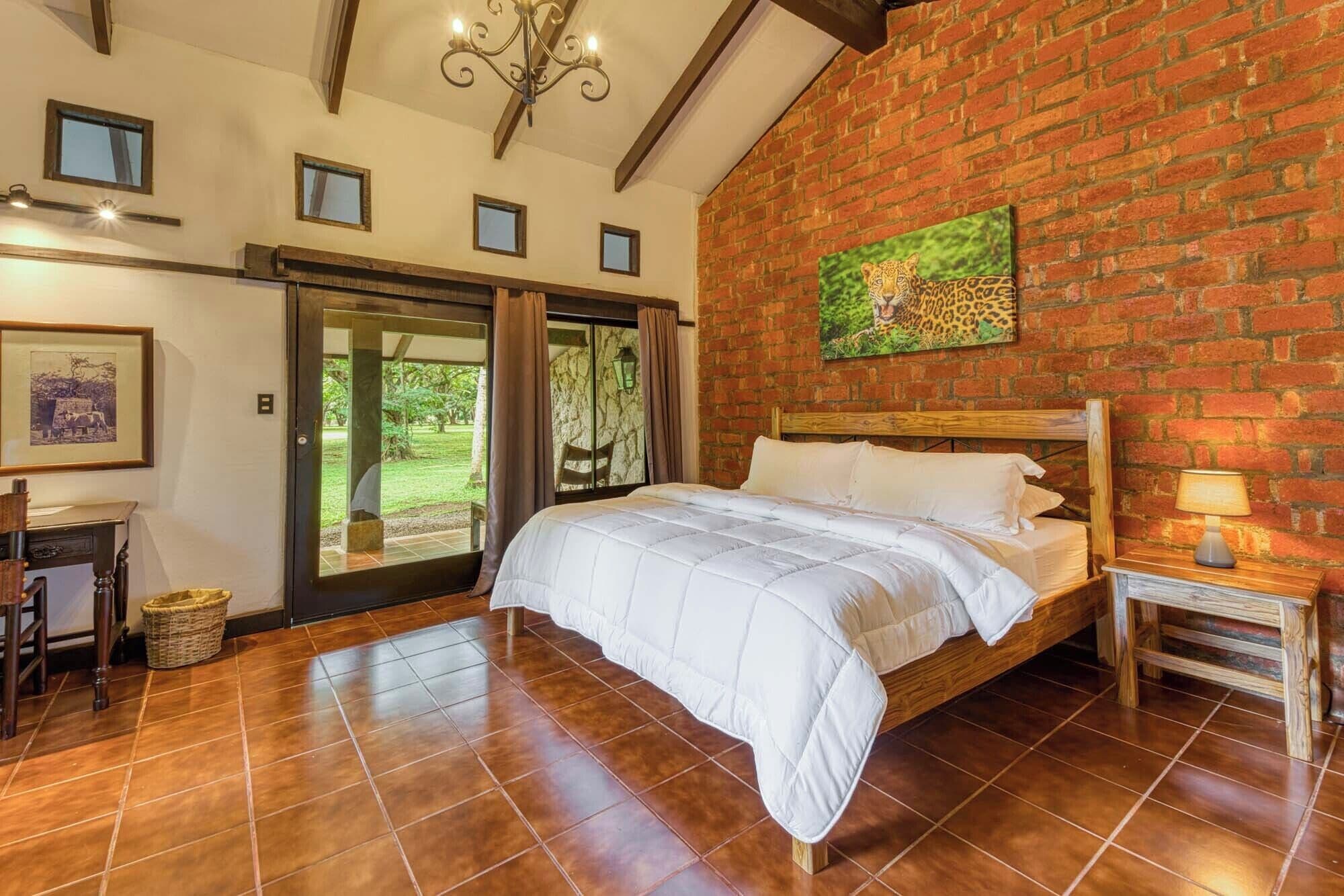 Kamar Superior | Seprai antialergi, brankas, dan dilengkapi dengan perabotan berbeda-beda