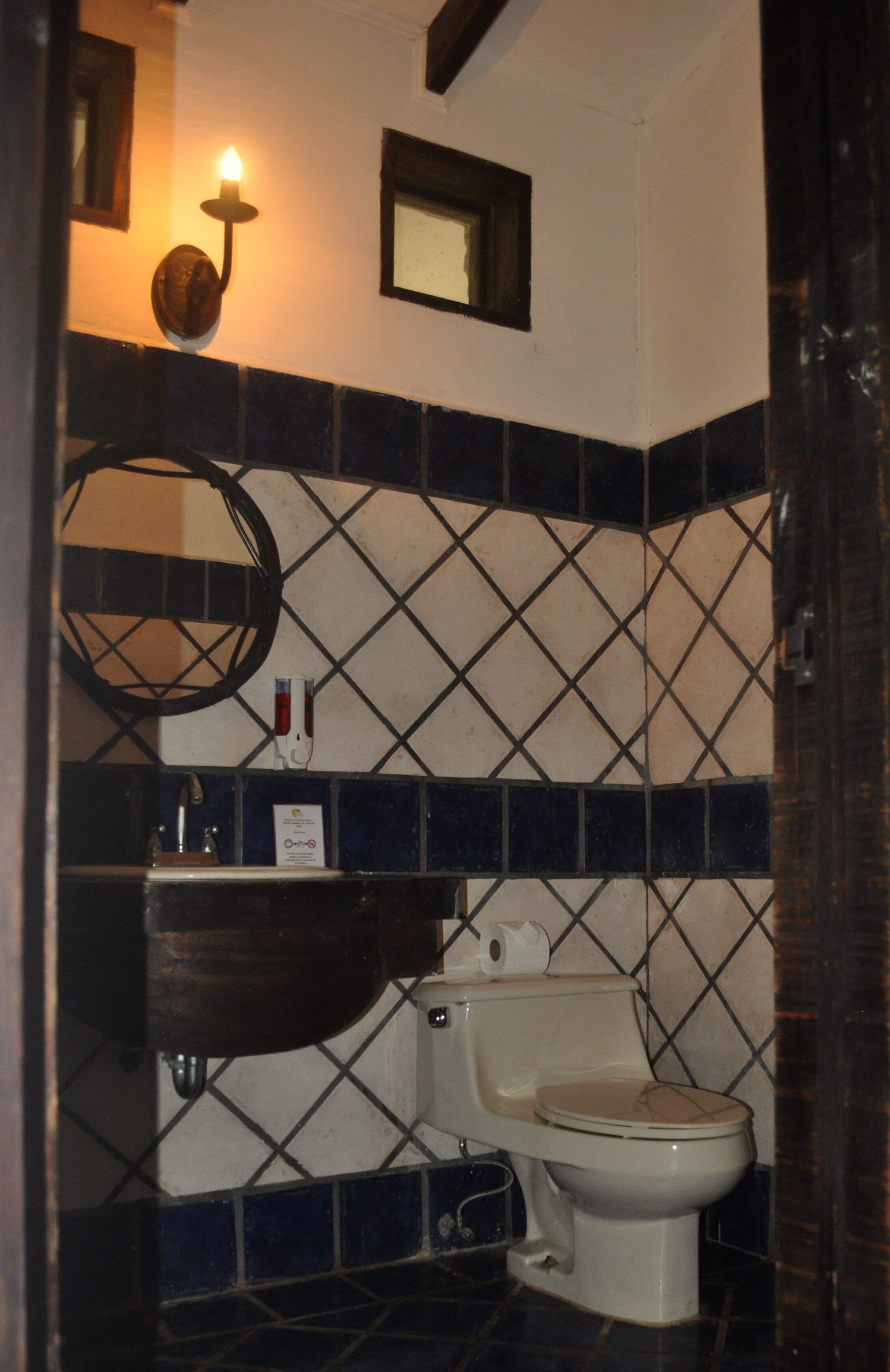 habitación doble pequeña. | bathroom | shower, rainfall showerhead, eco-friendly toiletries, towels