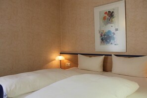 房內夾萬、書桌、嬰兒床 (收費)、免費 Wi-Fi