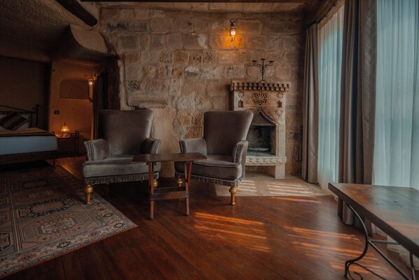 Suite | Caja de seguridad en la habitación y tabla de planchar con plancha 