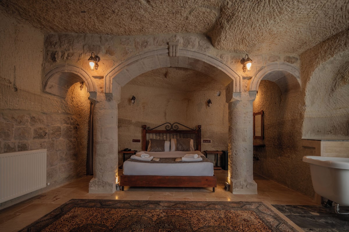 Suite | 1 bedroom, in-room safe, iron/ironing board, free WiFi
