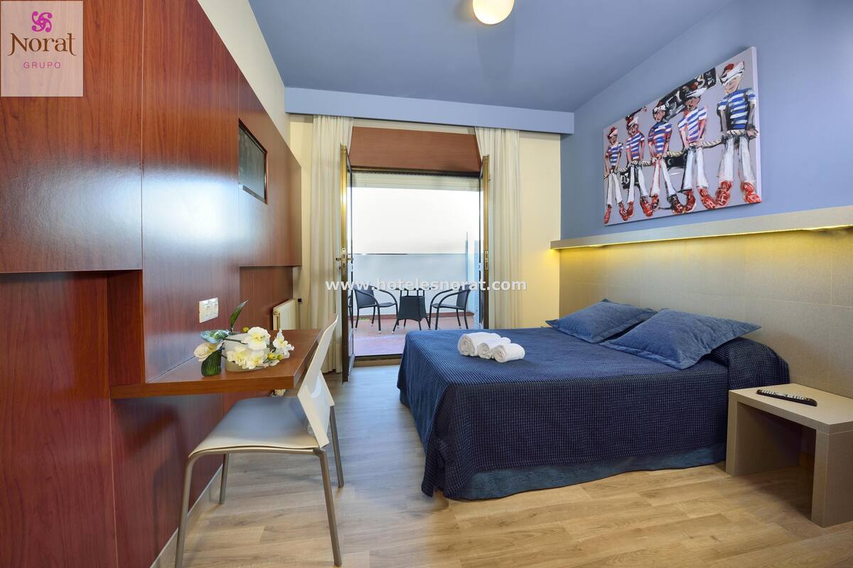 Minibar, desk, free WiFi