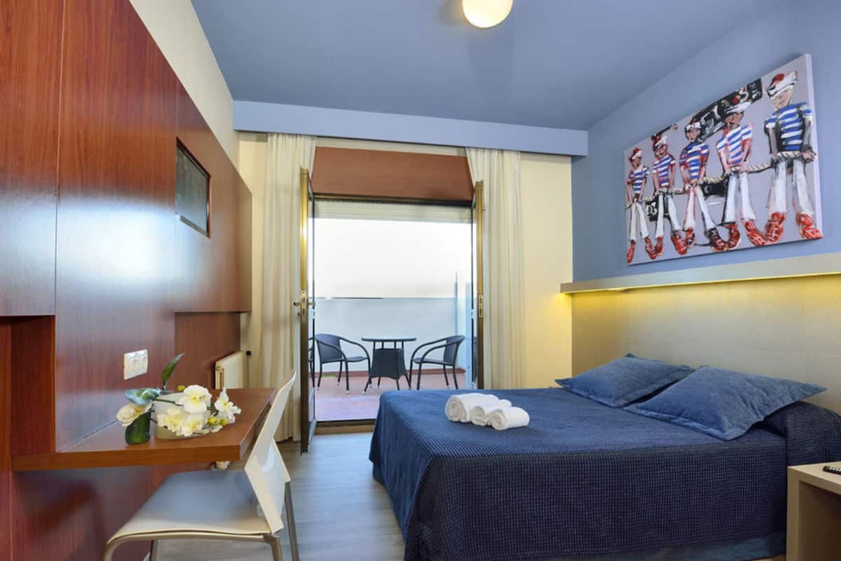 Minibar, desk, free WiFi