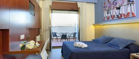 Minibar, desk, free WiFi