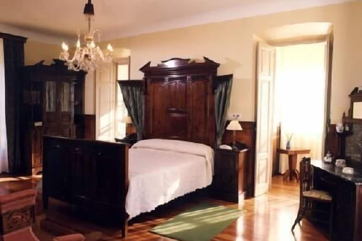 minibar, desk, iron/ironing board, free wifi