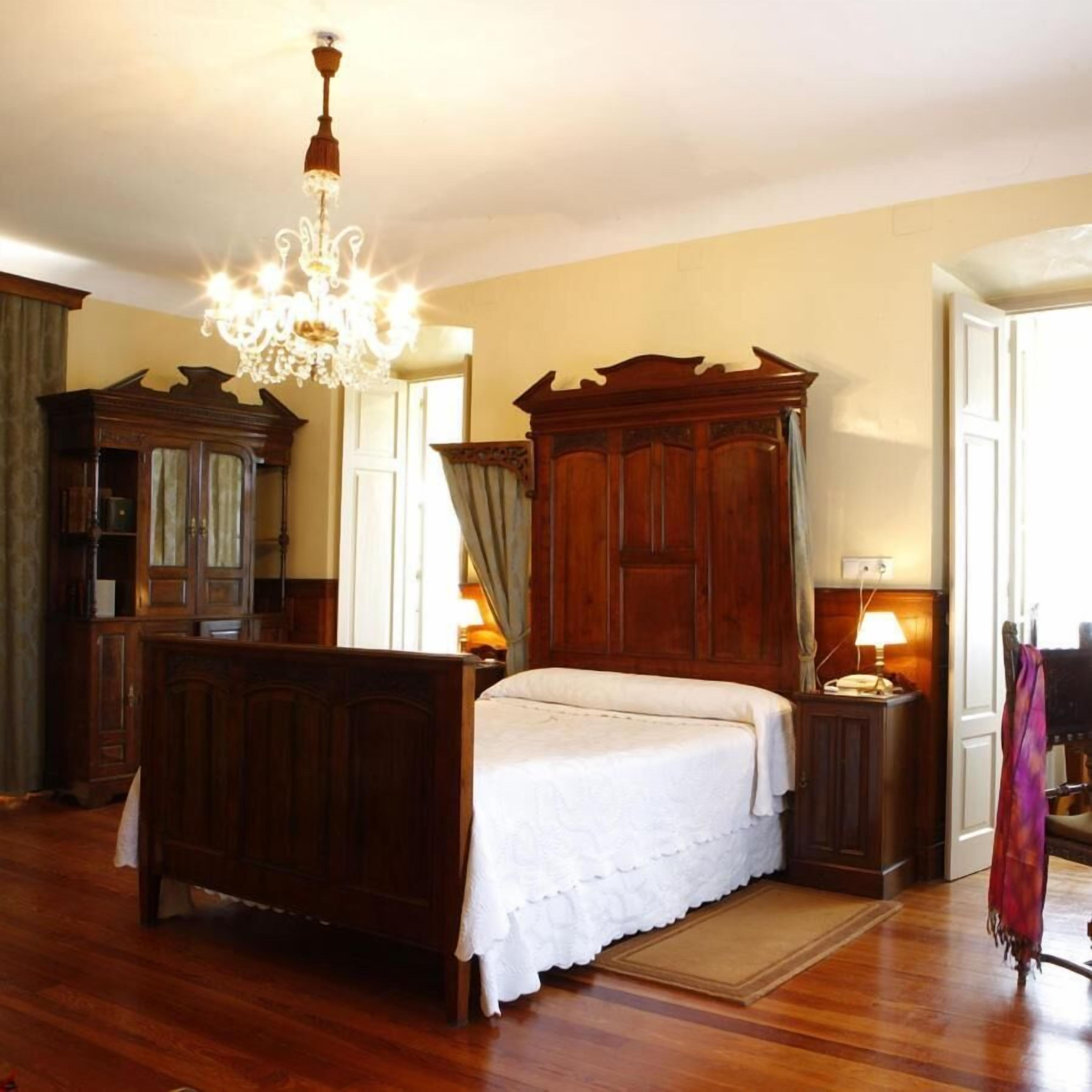 minibar, desk, iron/ironing board, free wifi