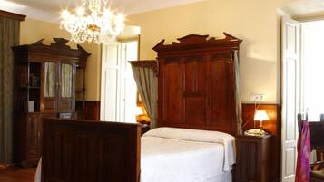 Een minibar, een bureau, een strijkplank/strijkijzer, gratis wifi