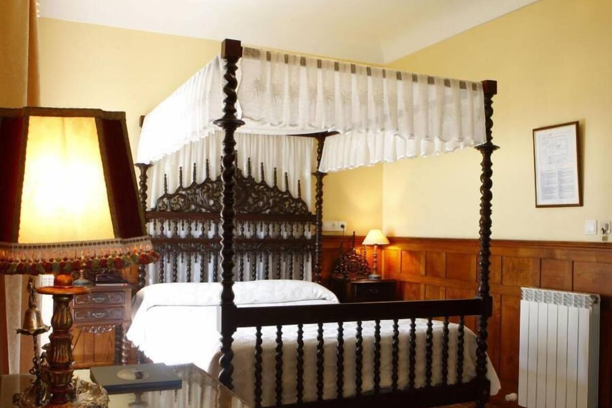 minibar, desk, iron/ironing board, free wifi