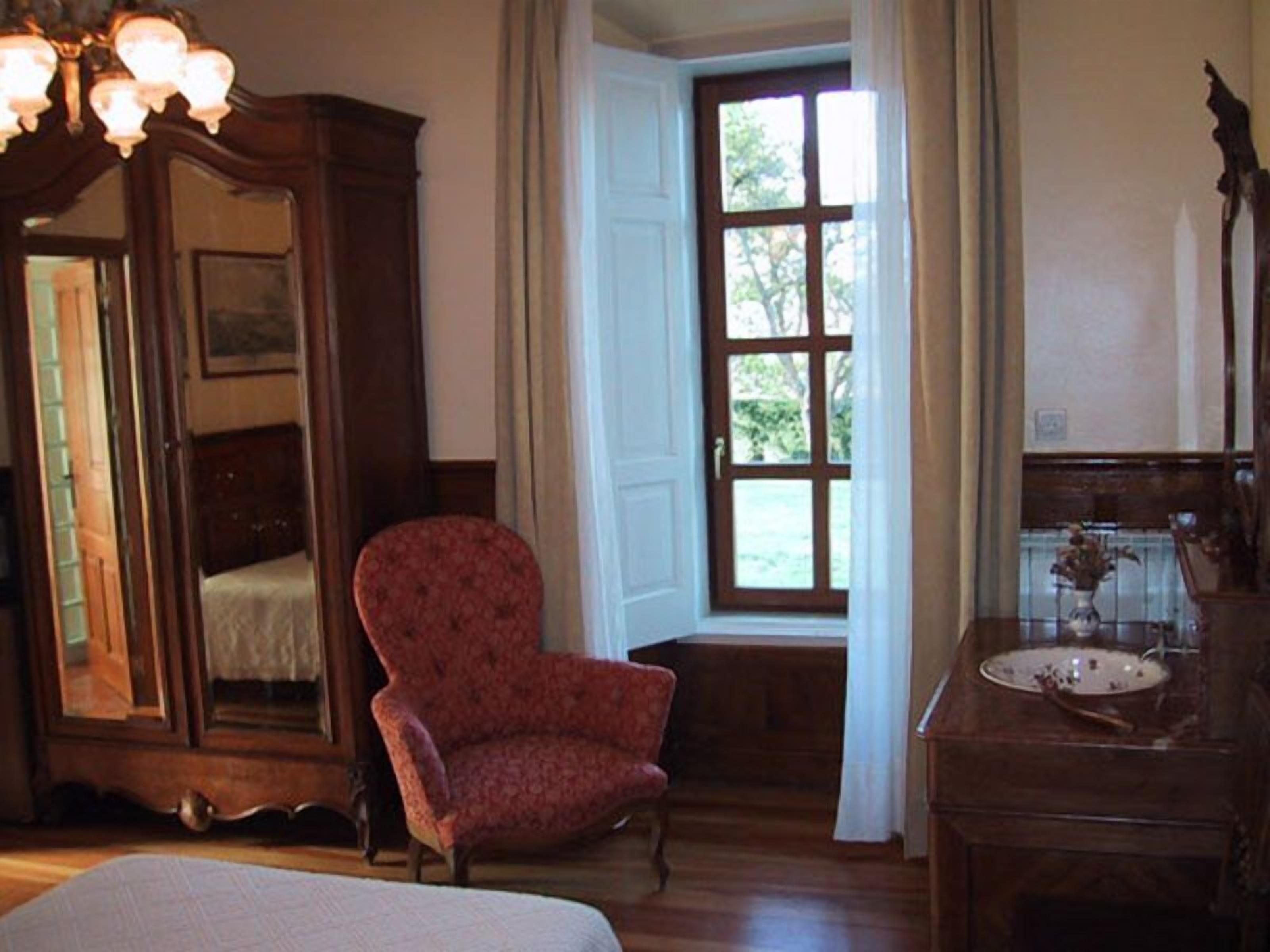 minibar, desk, iron/ironing board, free wifi