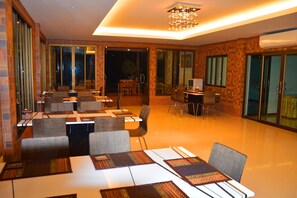 Breakfast, lunch and dinner served  - Silver Gold Garden Suvarnabhumi Airport (Bangkok)