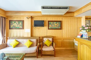 Lobby sitting area - Silver Gold Garden Suvarnabhumi Airport (Bangkok)