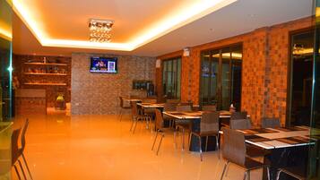 Serveert ontbijt, lunch, diner, Thaise gerechten