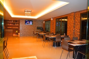 Petit déjeuner, déjeuner et dîner servis sur place, plats Cuisine thaï