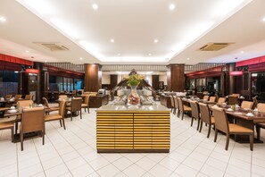 Petit déjeuner buffet (500 THB par personne)