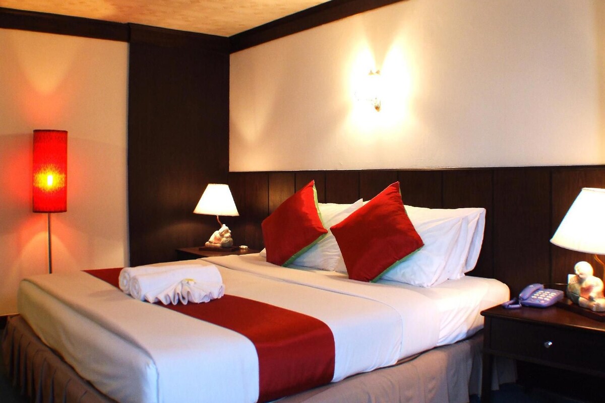 In-room safe, desk, blackout drapes, WiFi (free)