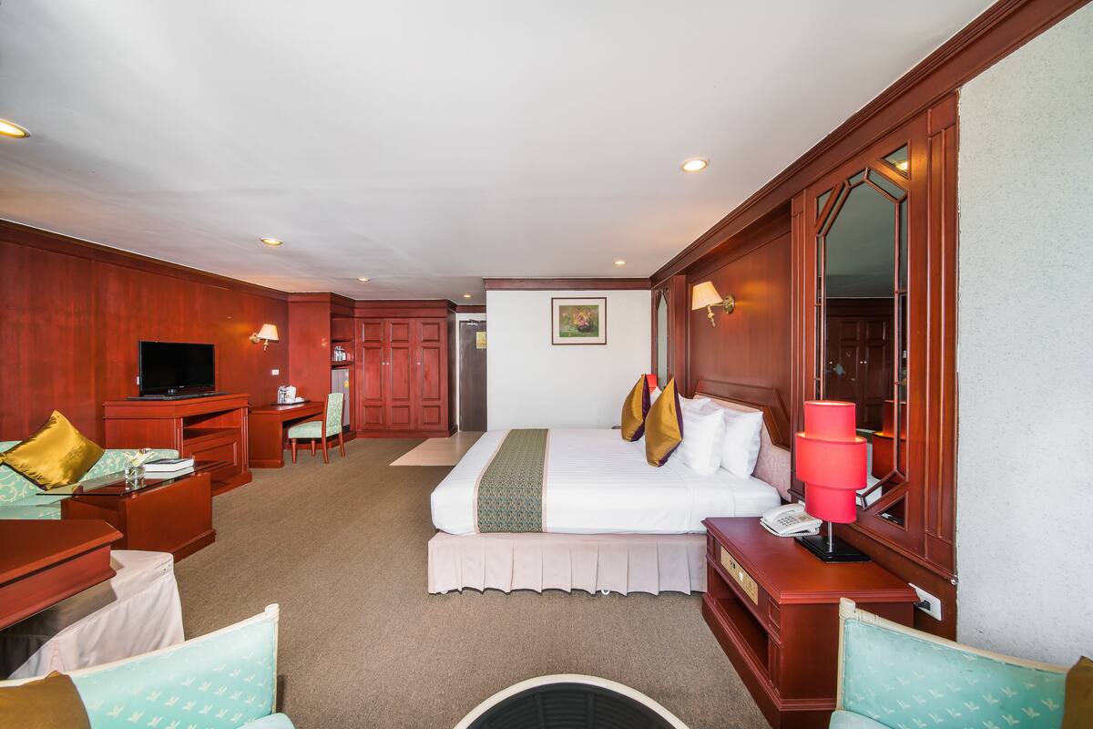 In-room safe, desk, blackout curtains, free WiFi