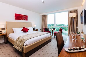 Habitació superior | Roba de llit d'alta qualitat, escriptori i planxa i posts de planxar 